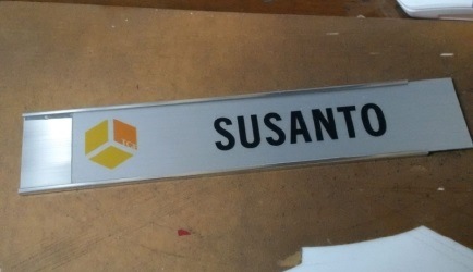 Non-ribbed type office nameplate example with printed and engraved gravoply insert